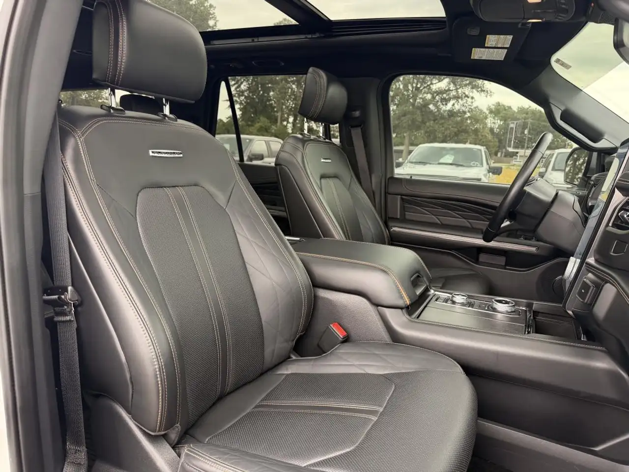 Ford Expedition - Image 18