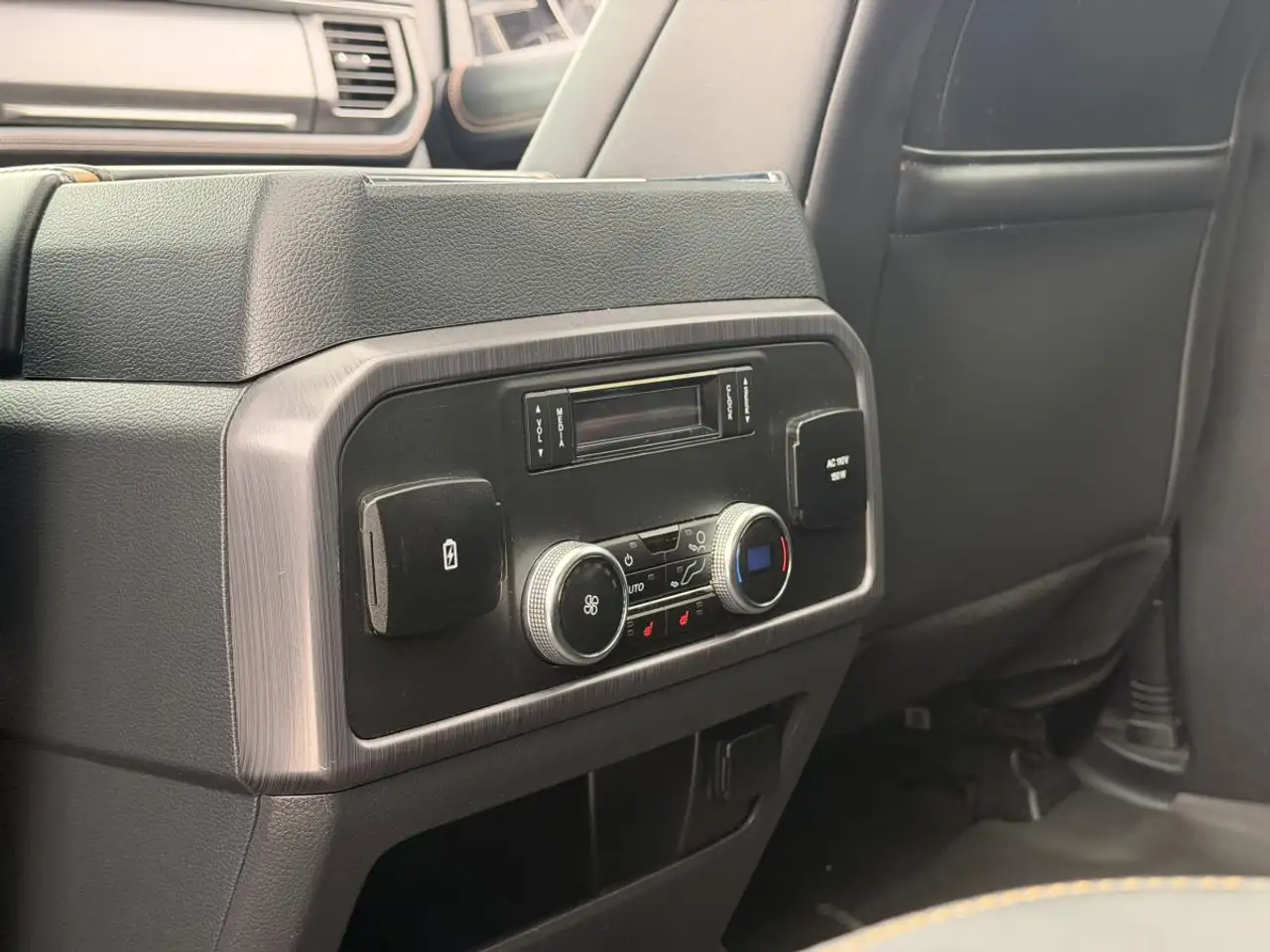 Ford Expedition - Image 12