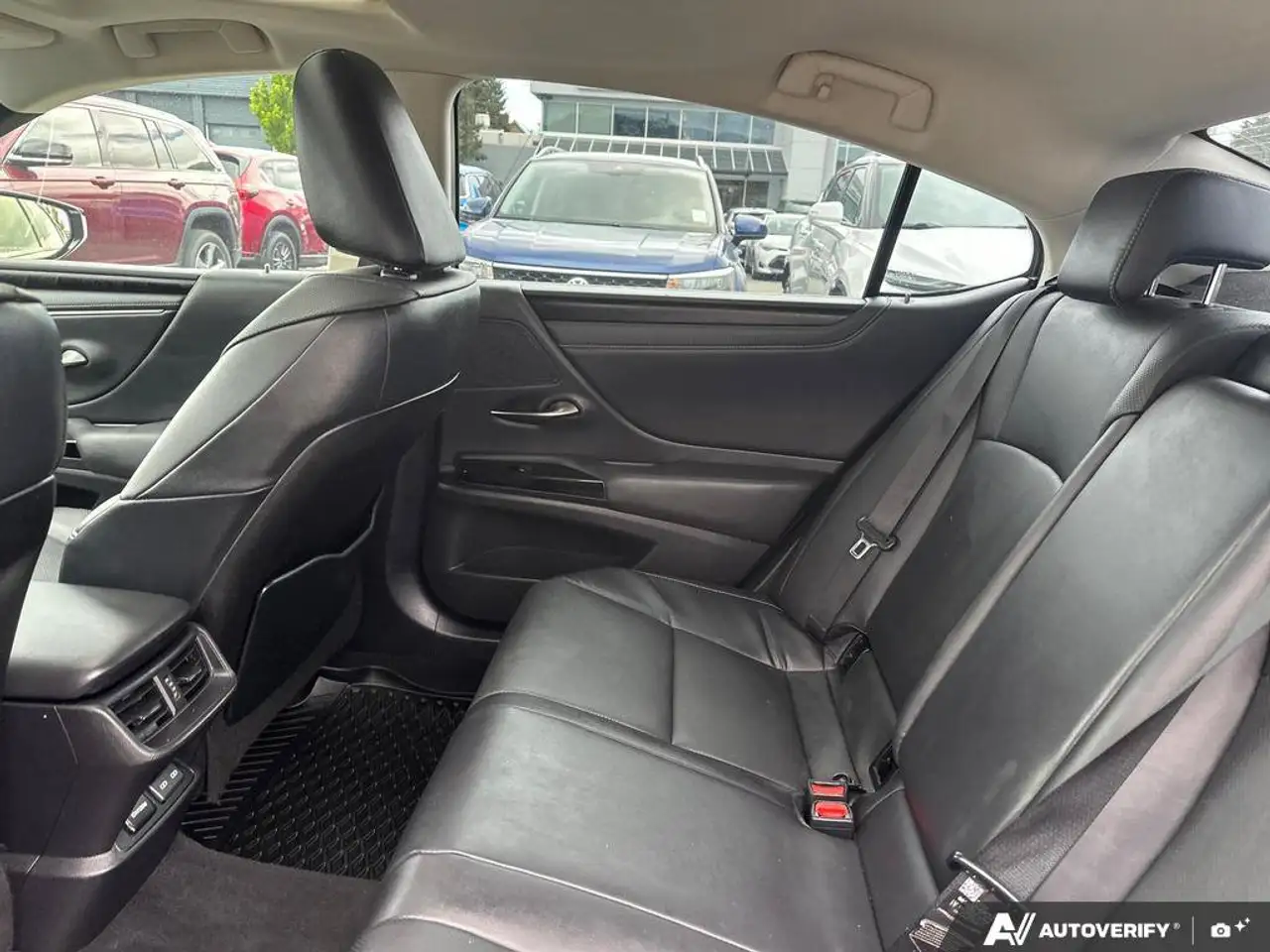 Lexus ES - Image 23