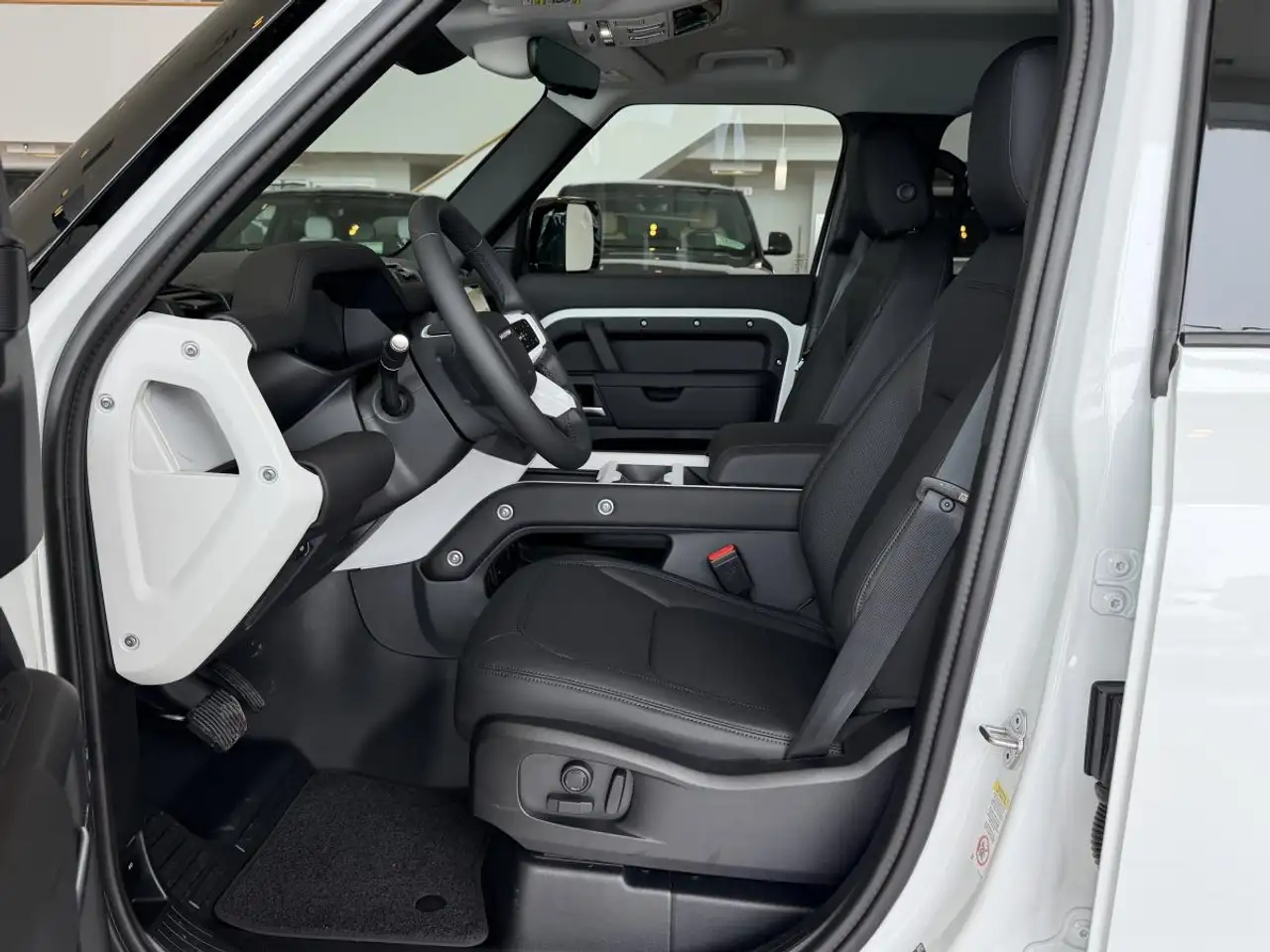 Land Rover Defender - Image 8