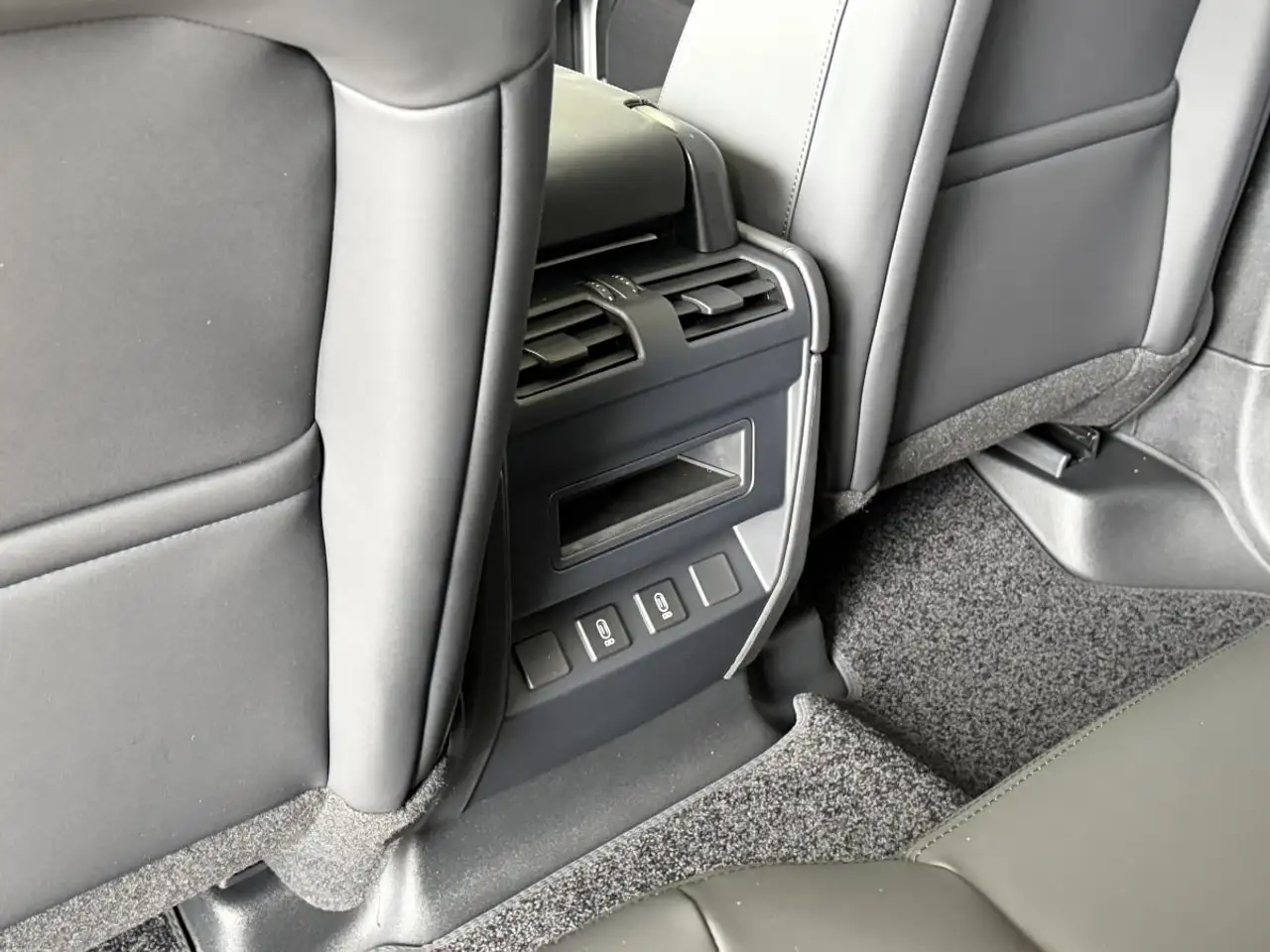 Land Rover Defender - Image 25
