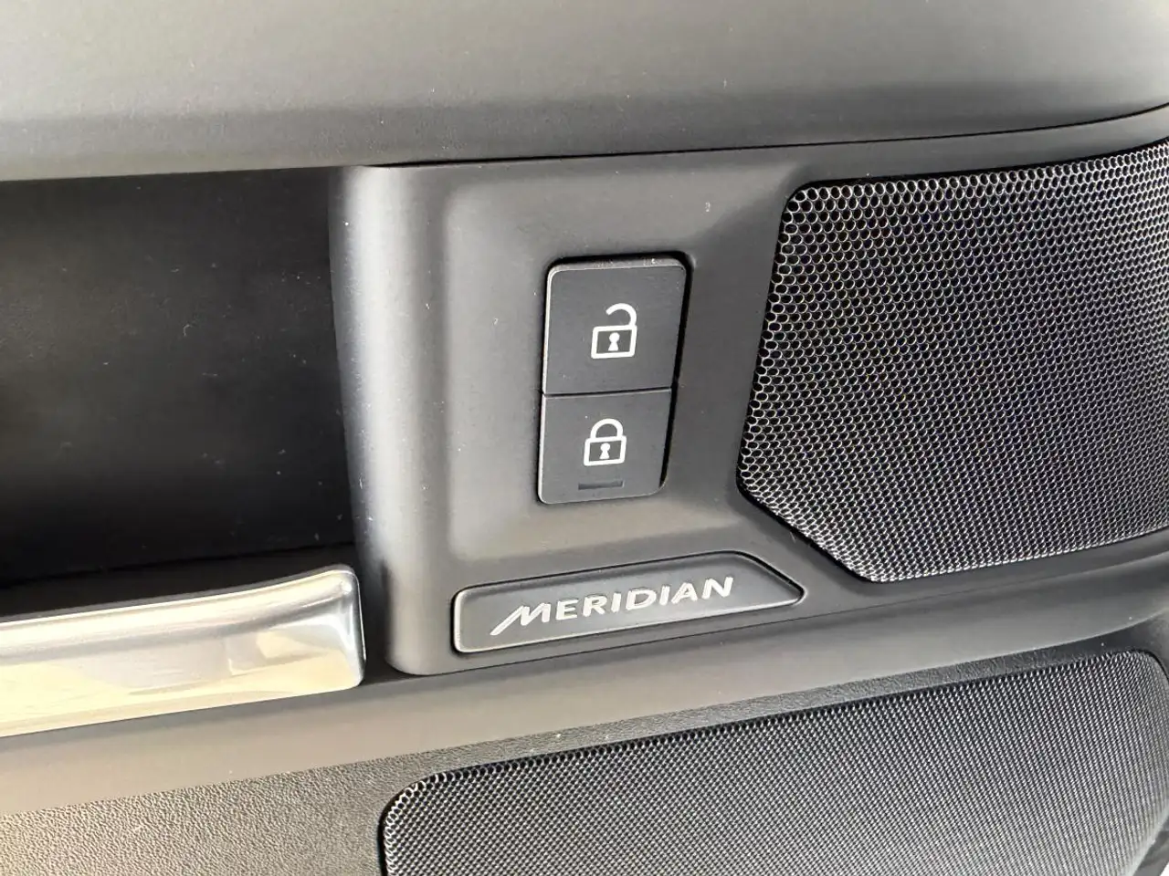 Land Rover Defender - Image 11
