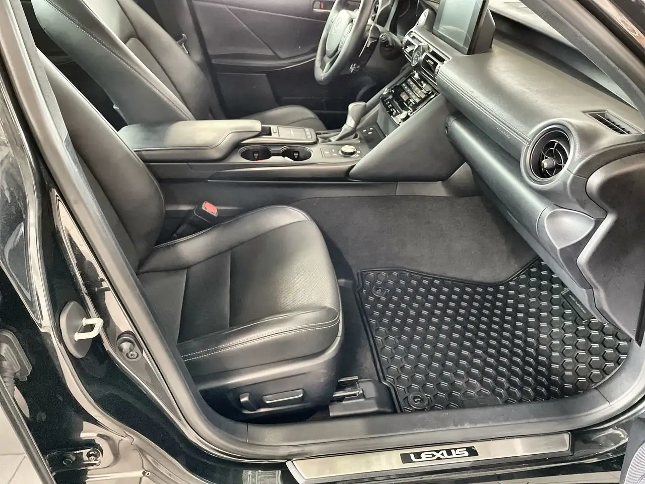 Lexus IS - Image 32