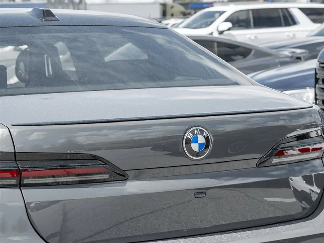 BMW 7 Series - Image 7