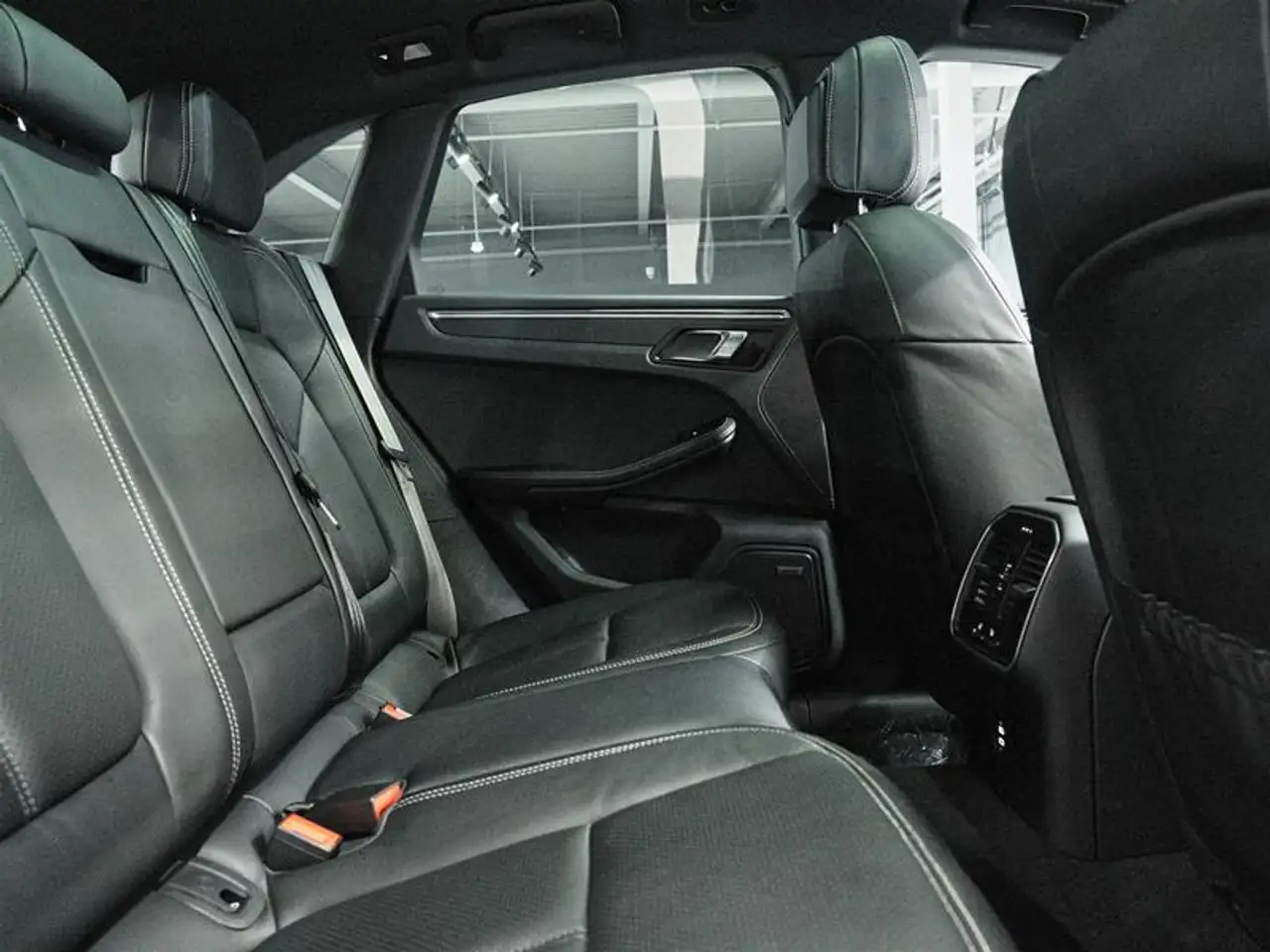 Porsche Macan - Image 23