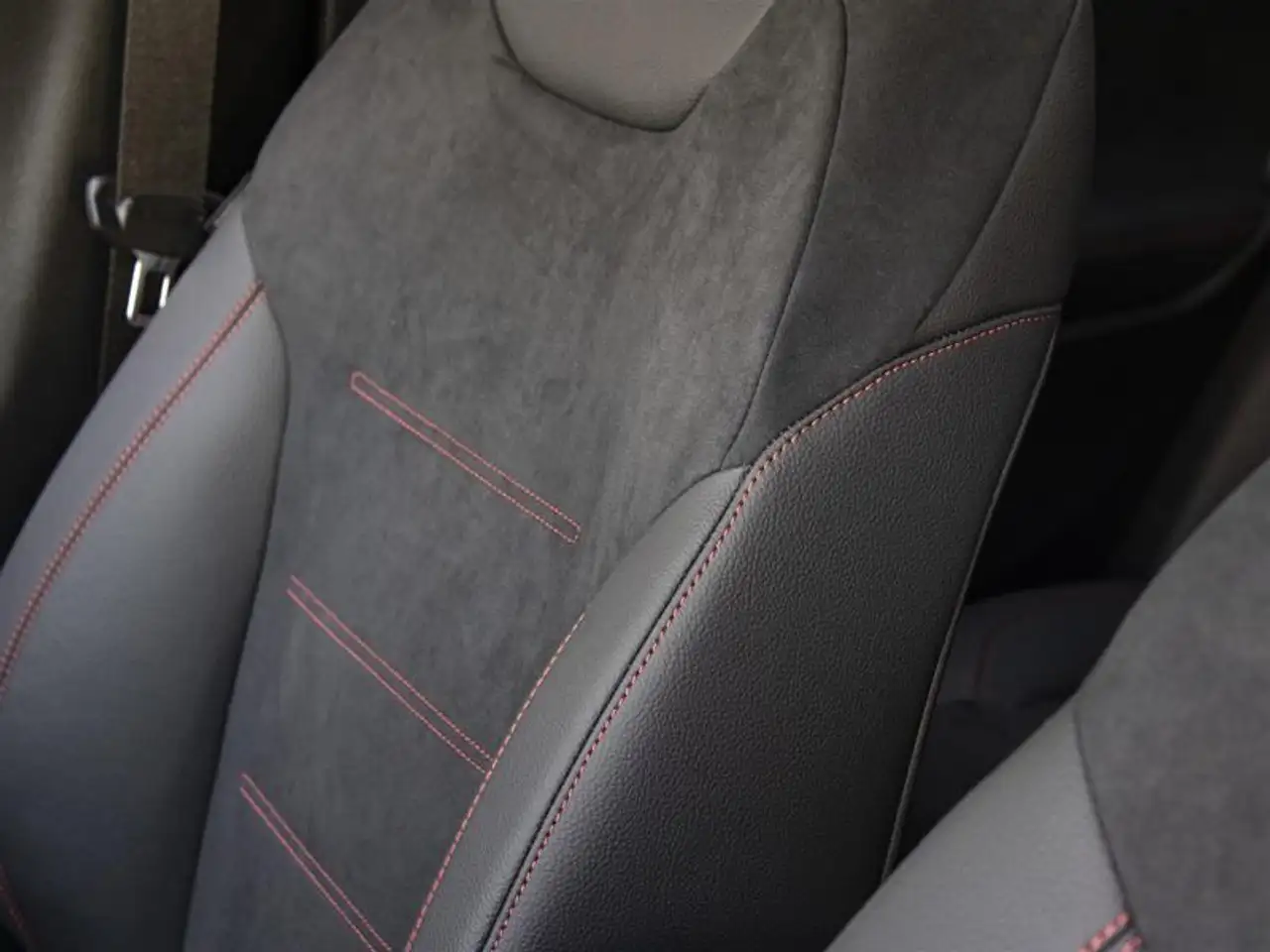 Mercedes-Benz GLB - Image 12