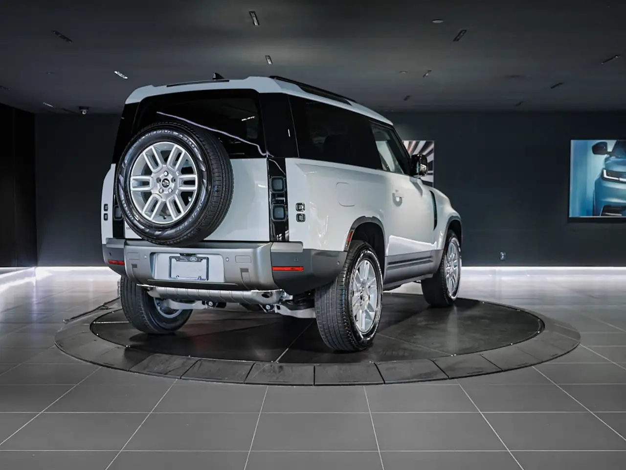 Land Rover Defender - Image 5
