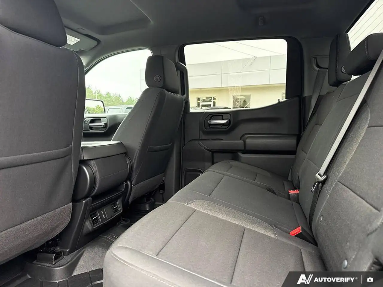 Chevrolet Silverado 1500 - Image 26