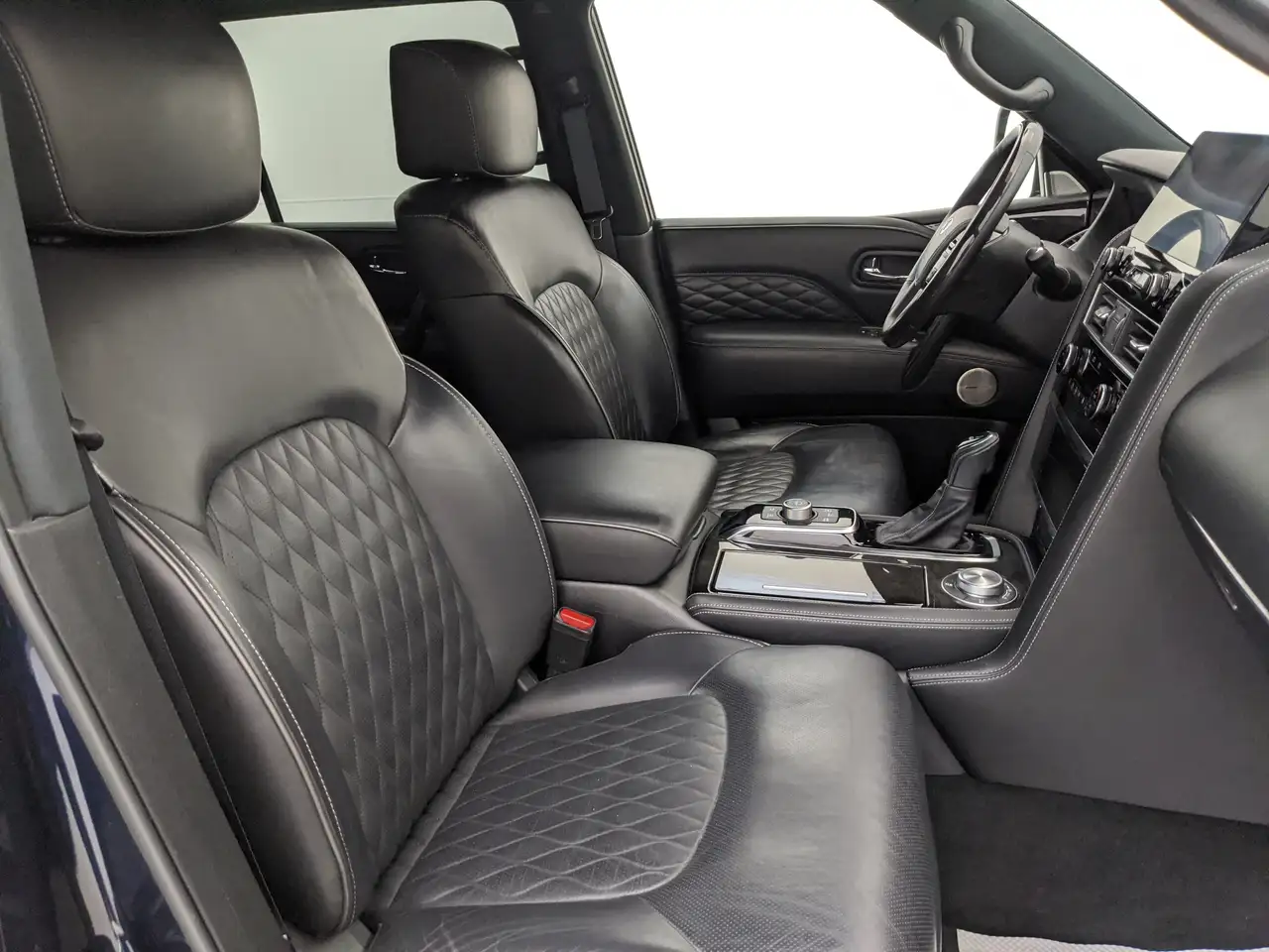 Infiniti QX80 - Image 32