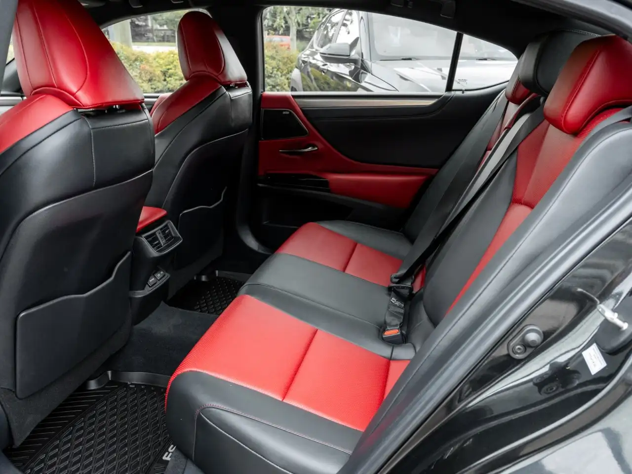 Lexus ES - Image 30