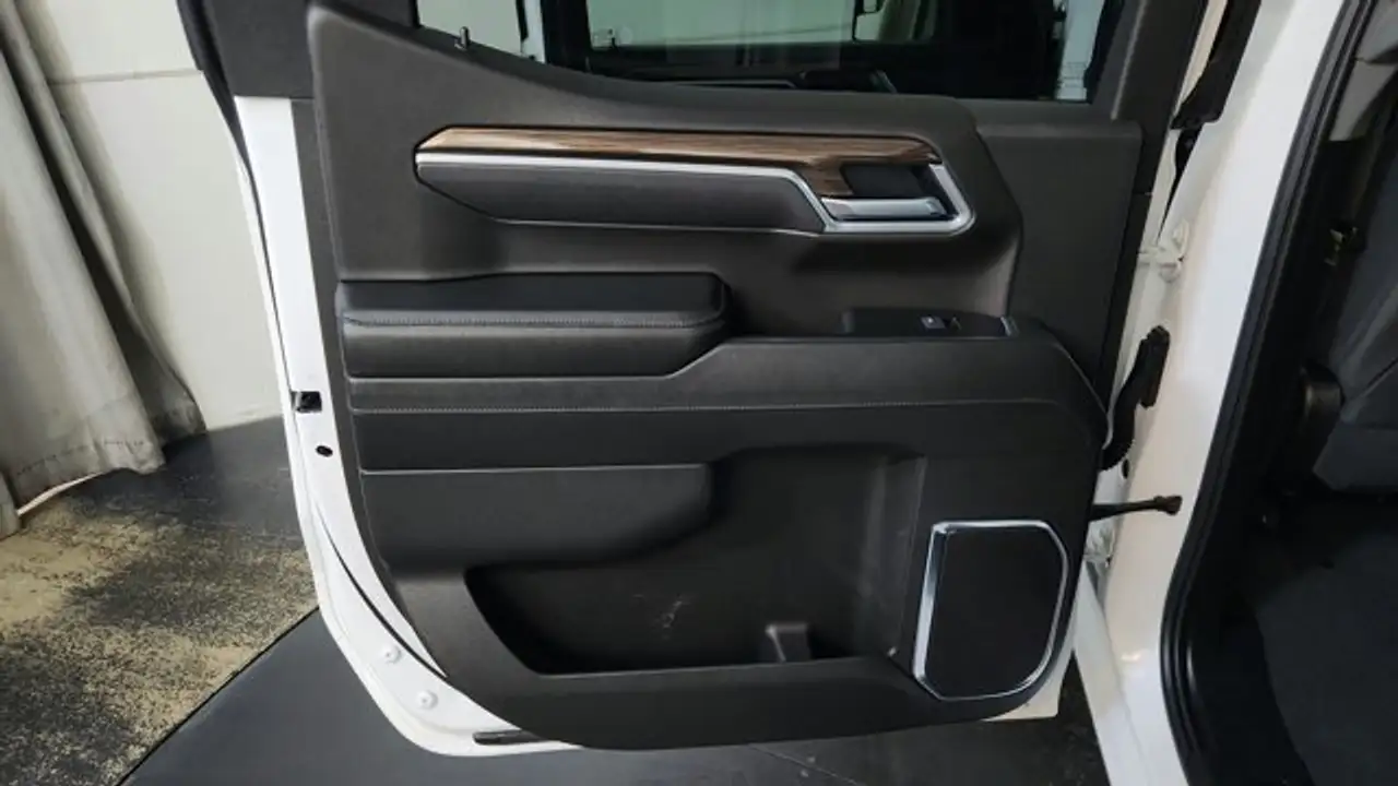 Chevrolet Silverado 1500 - Image 15