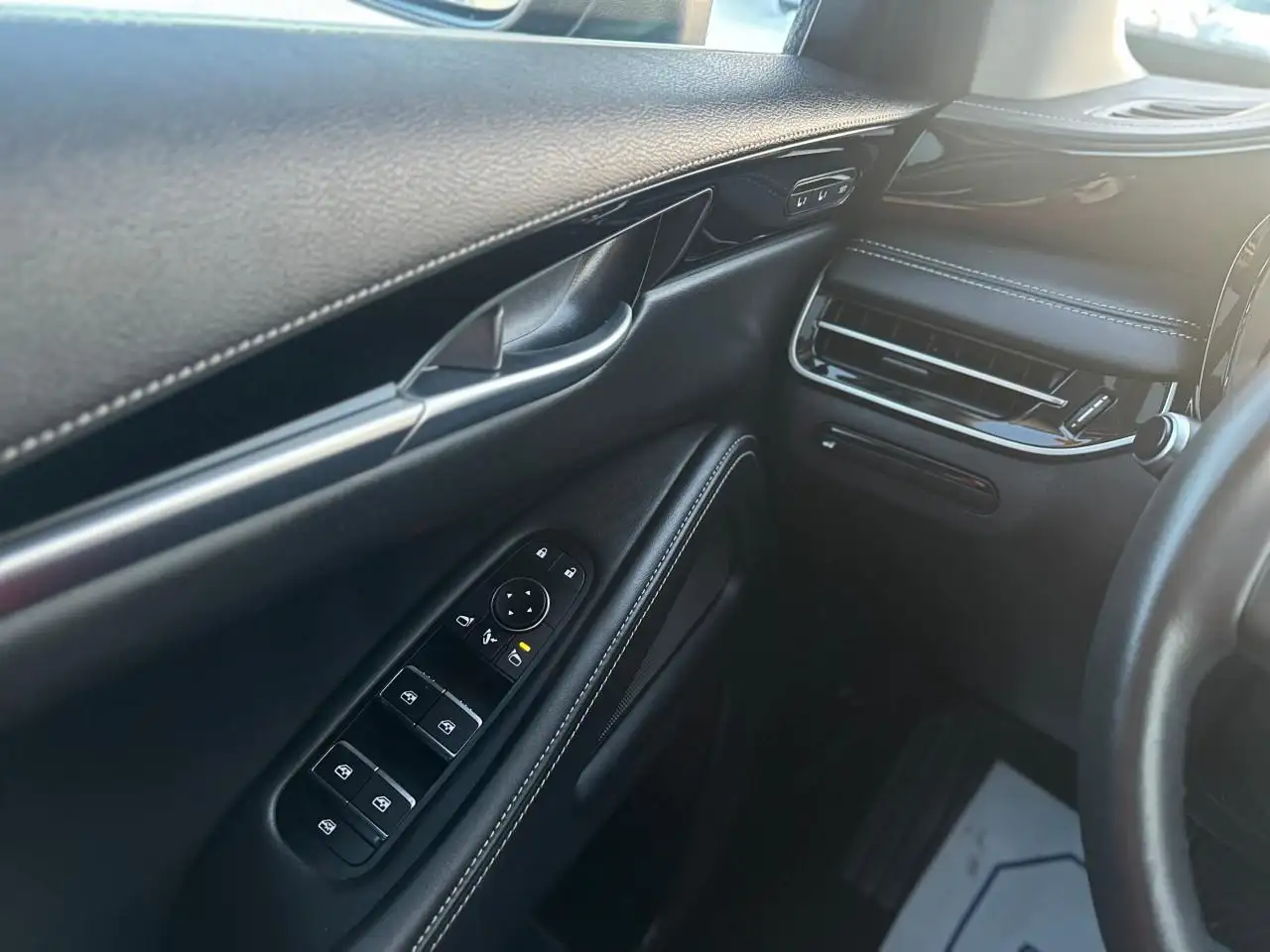 Infiniti QX60 - Image 10