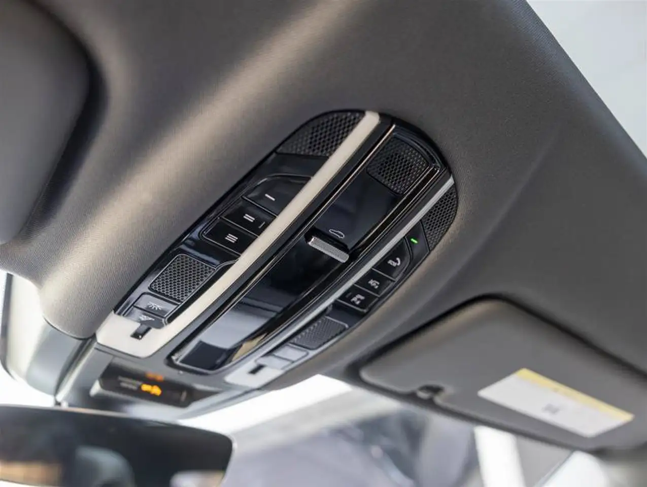 Porsche Cayenne - Image 35