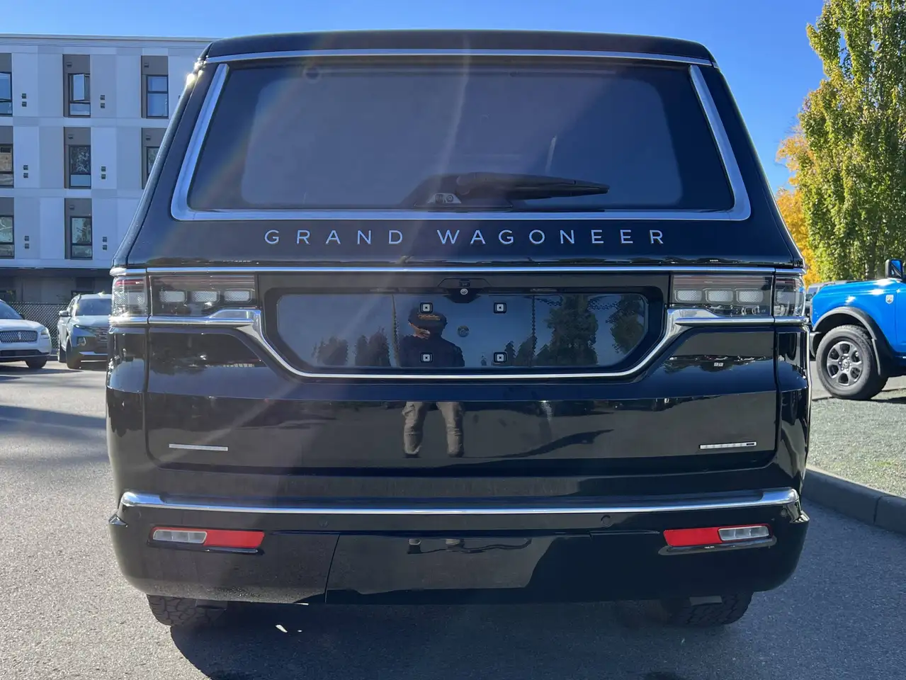Jeep Grand Wagoneer - Image 6