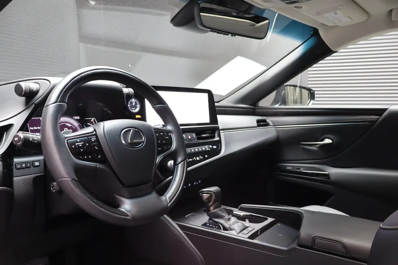 Lexus ES - Image 17
