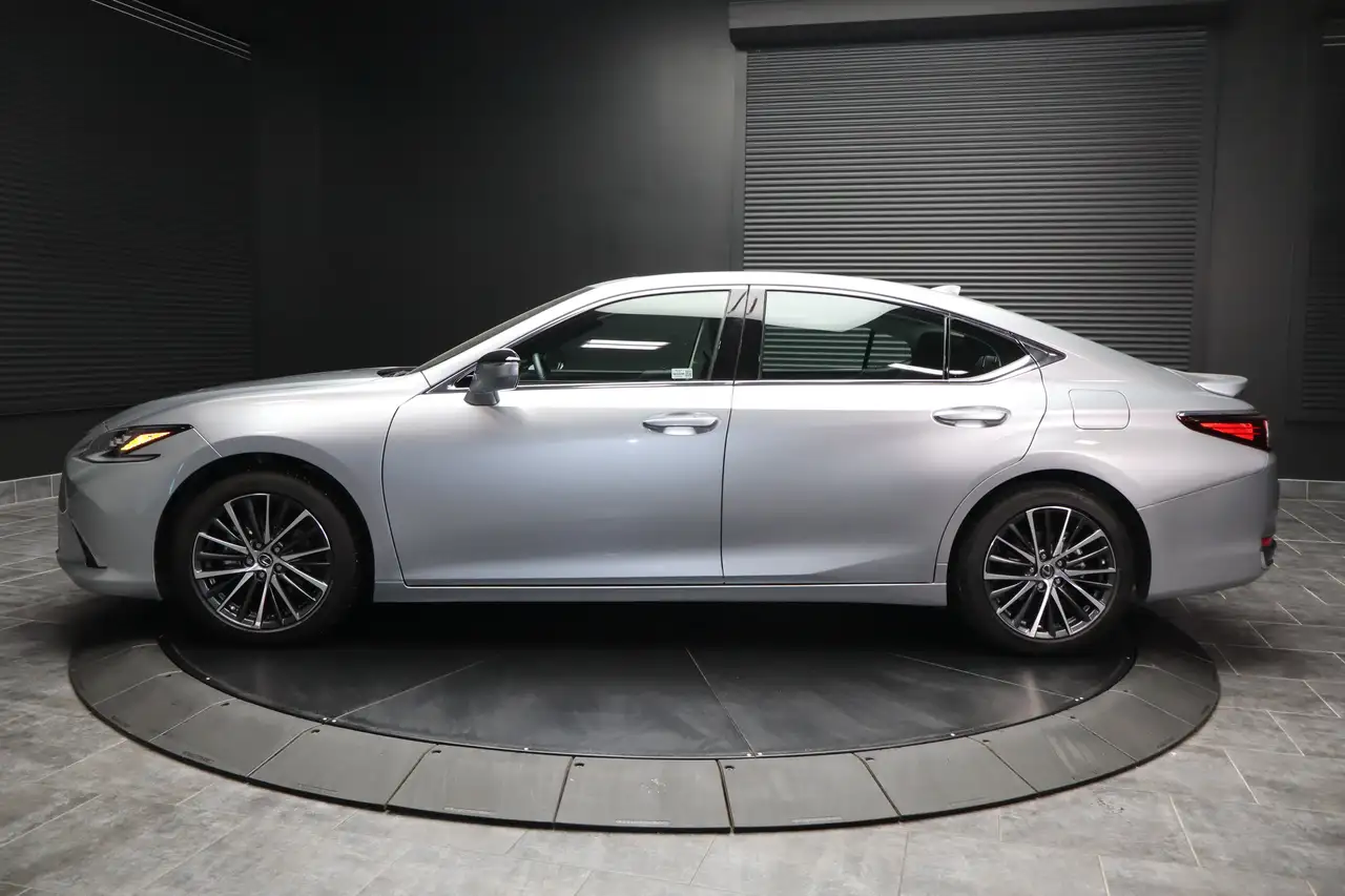 Lexus ES - Image 7