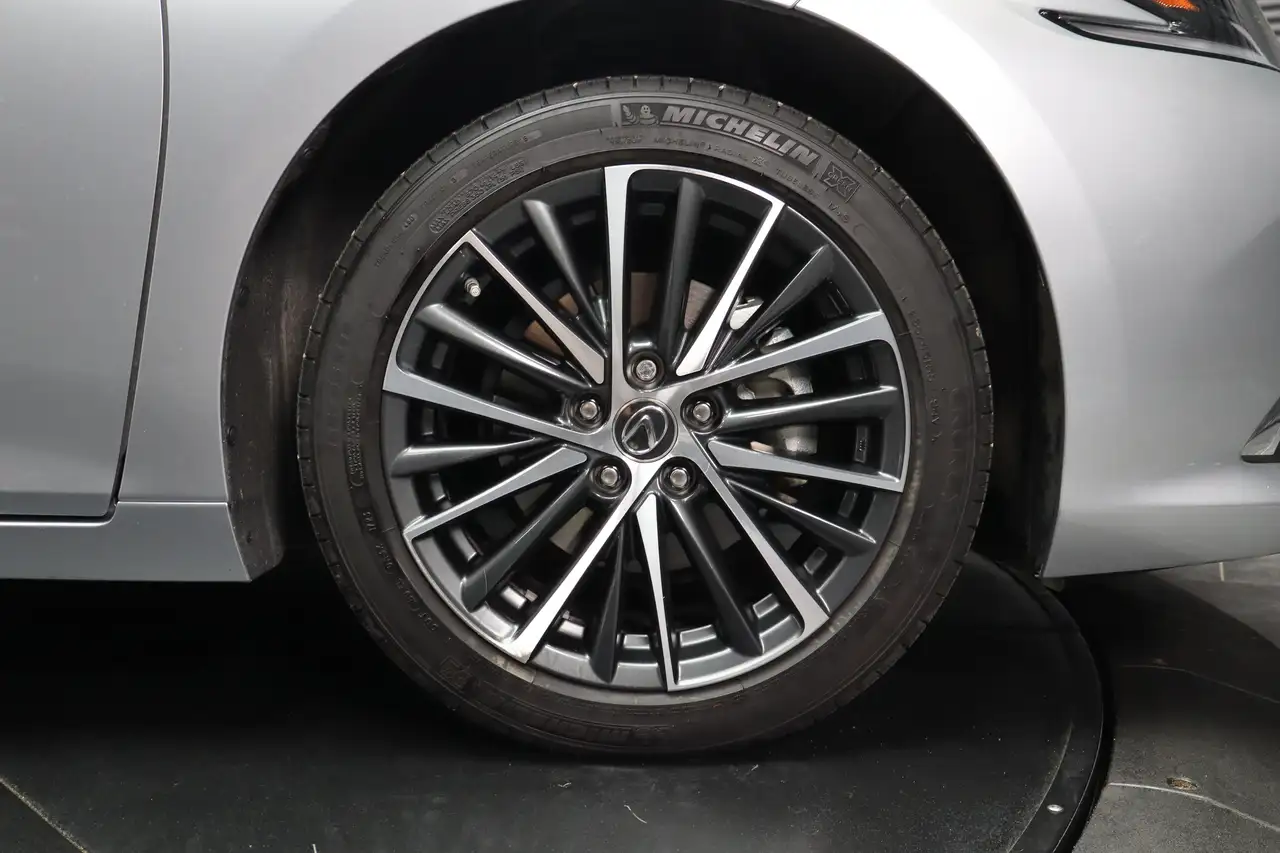 Lexus ES - Image 10