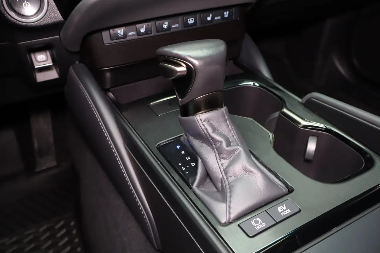 Lexus ES - Image 22
