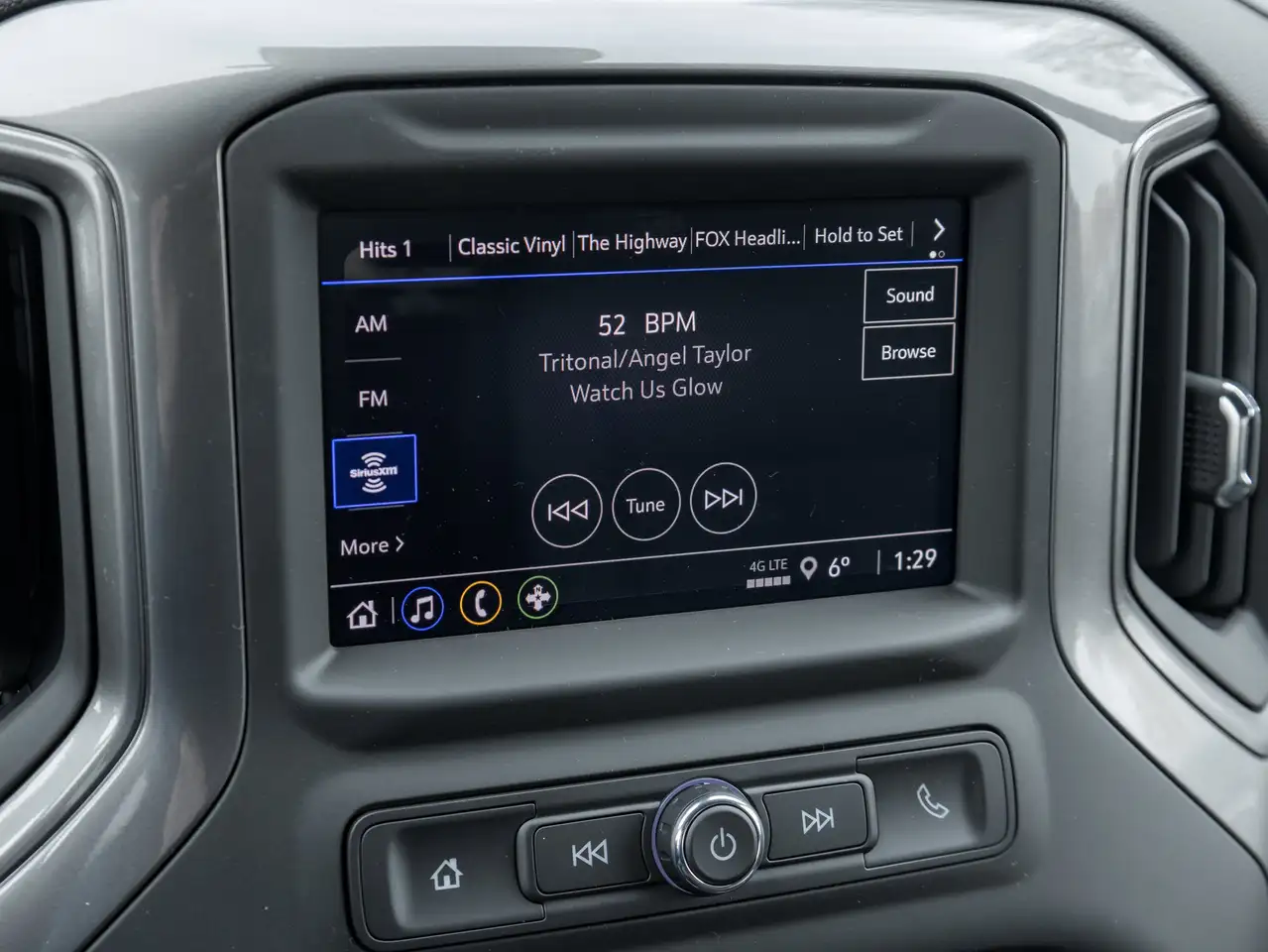 Chevrolet Silverado 1500 - Image 18