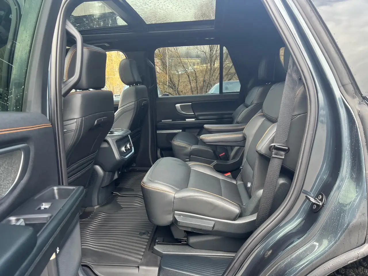 Ford Expedition - Image 20