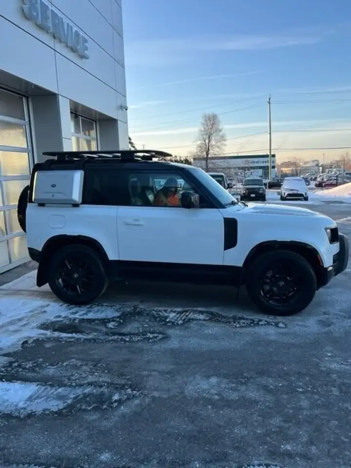 Land Rover Defender - Image 4