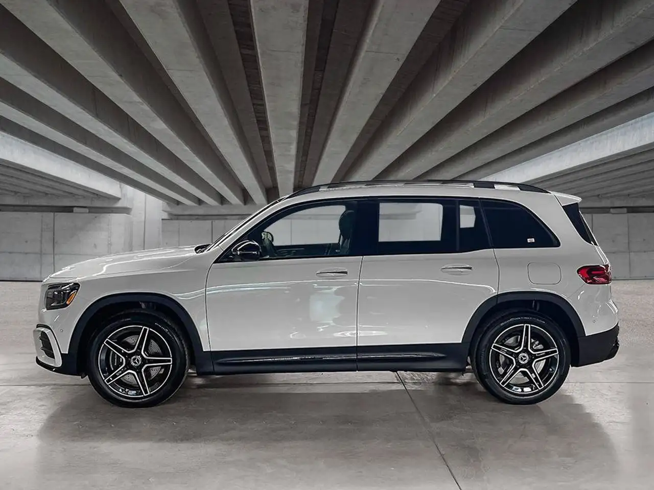 Mercedes-Benz GLB - Image 2