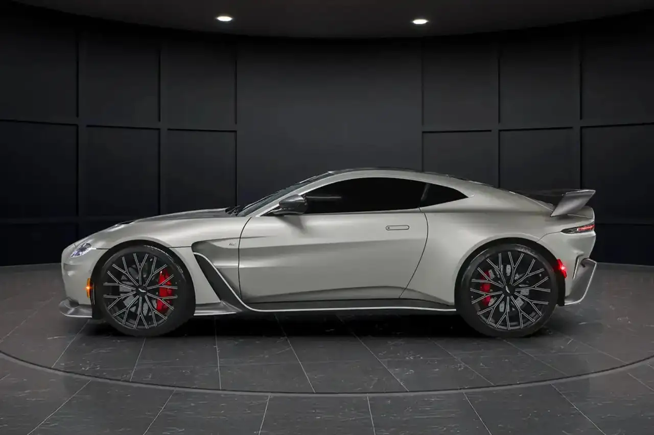 Aston Martin Vantage - Image 6