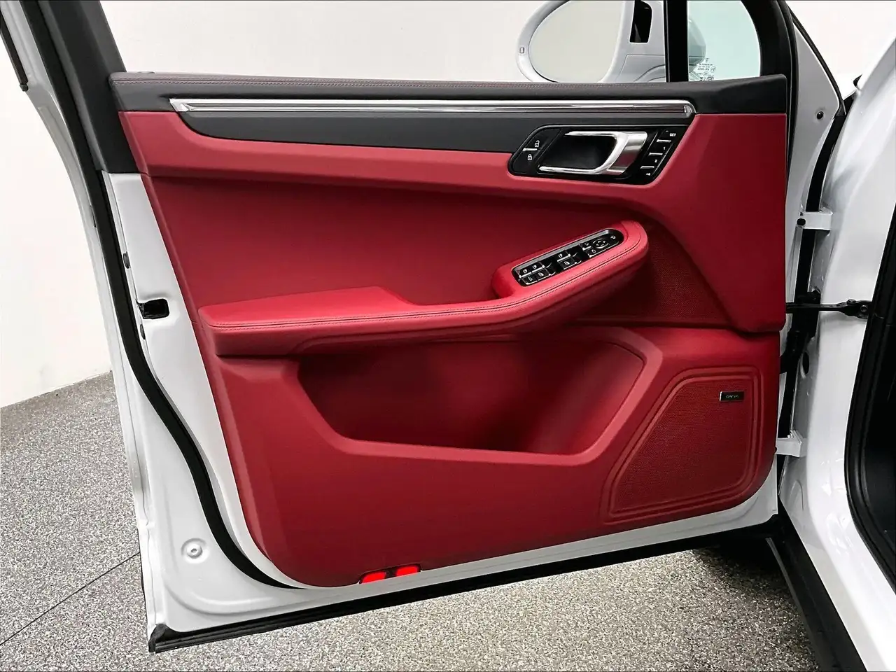 Porsche Macan - Image 17