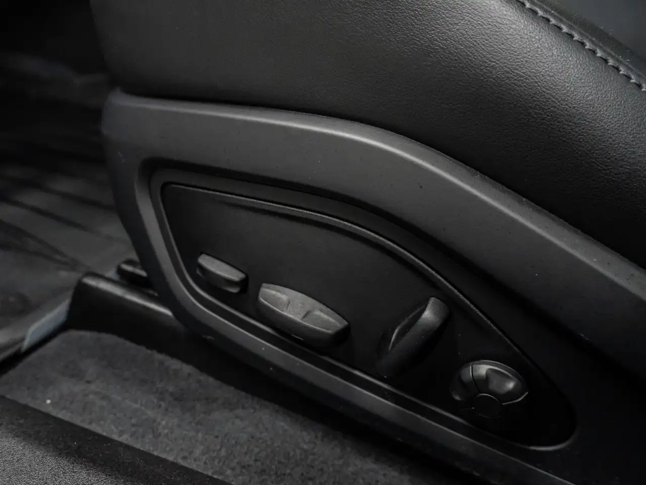 Porsche Taycan - Image 28