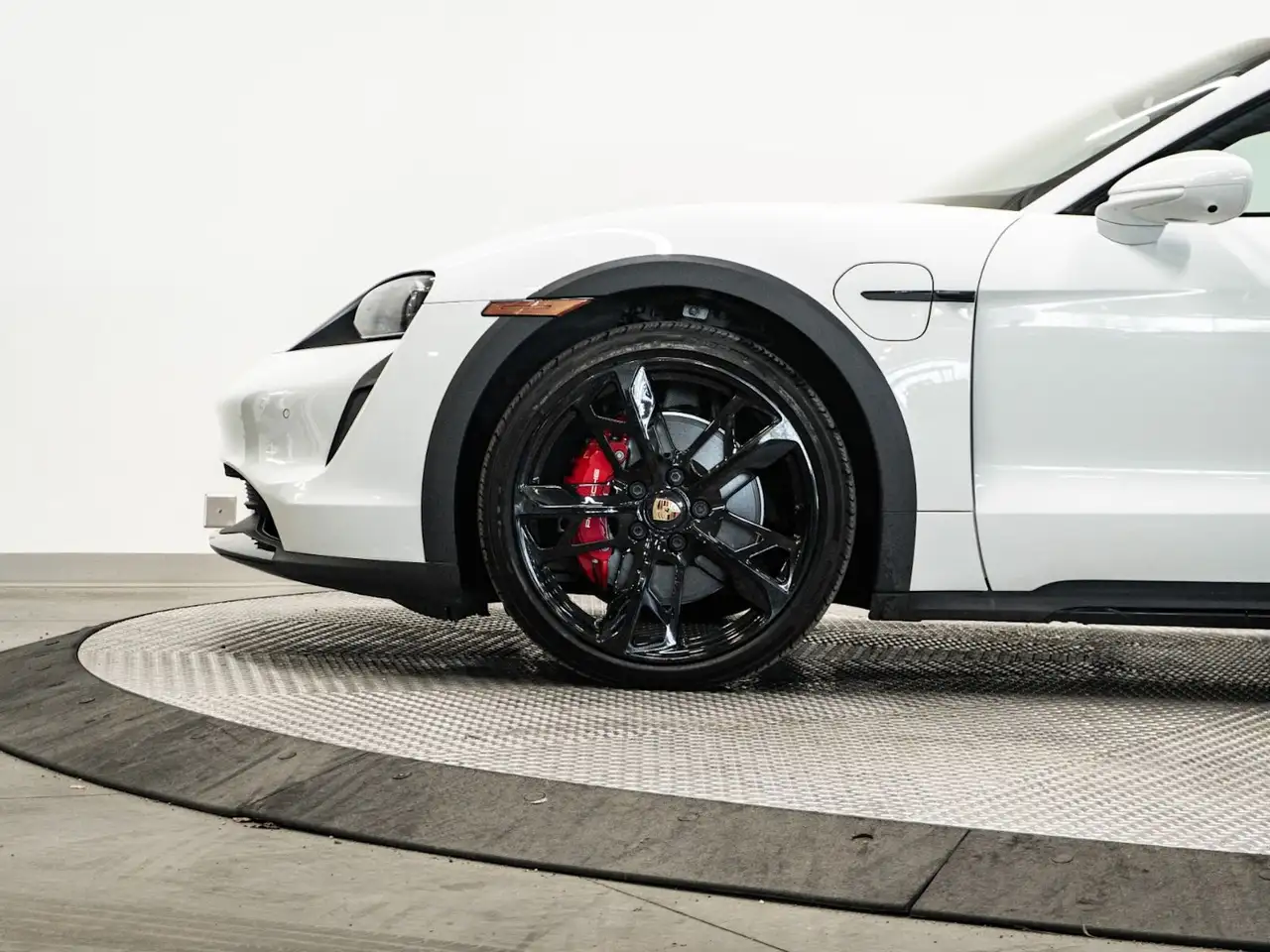 Porsche Taycan - Image 9