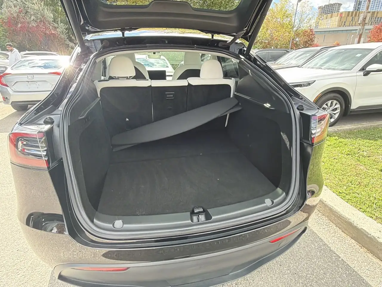 Tesla Model Y - Image 32