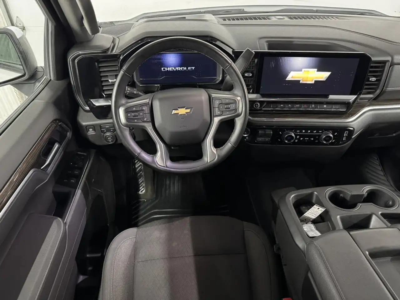Chevrolet Silverado 1500 - Image 19