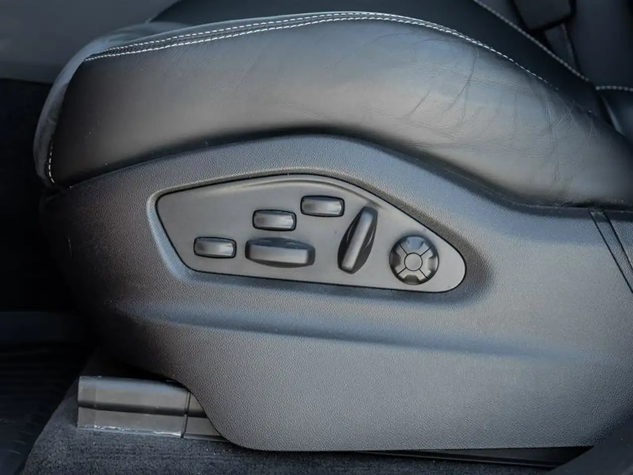 Porsche Cayenne - Image 26