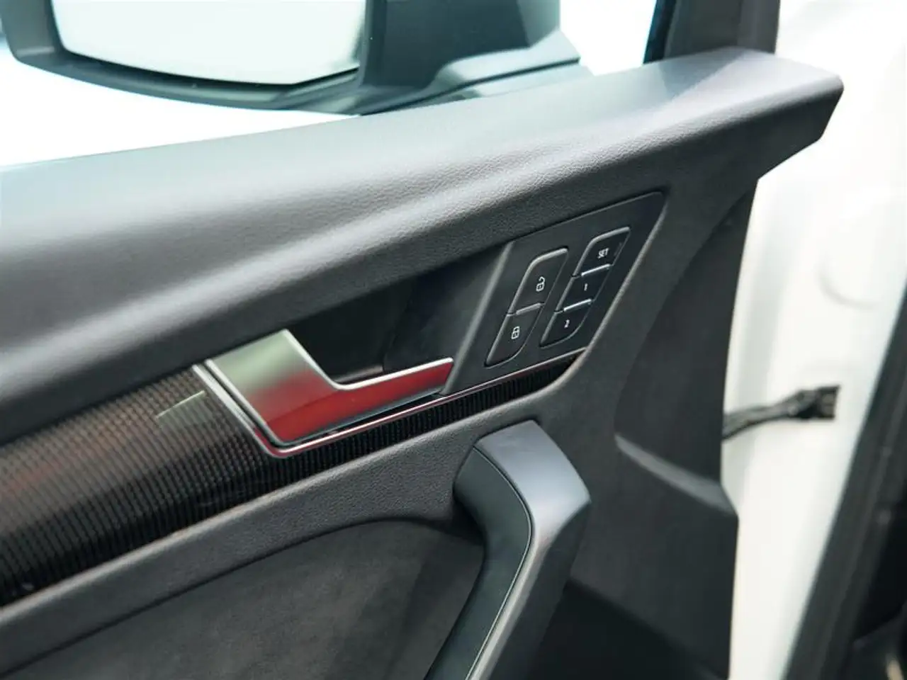 Audi SQ5 - Image 25