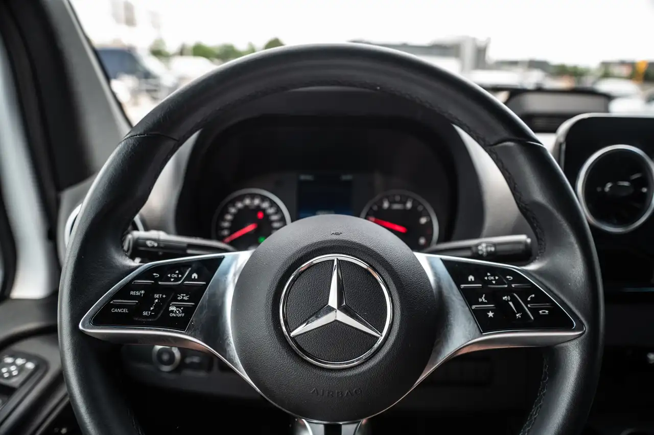 Mercedes-Benz Sprinter - Image 17
