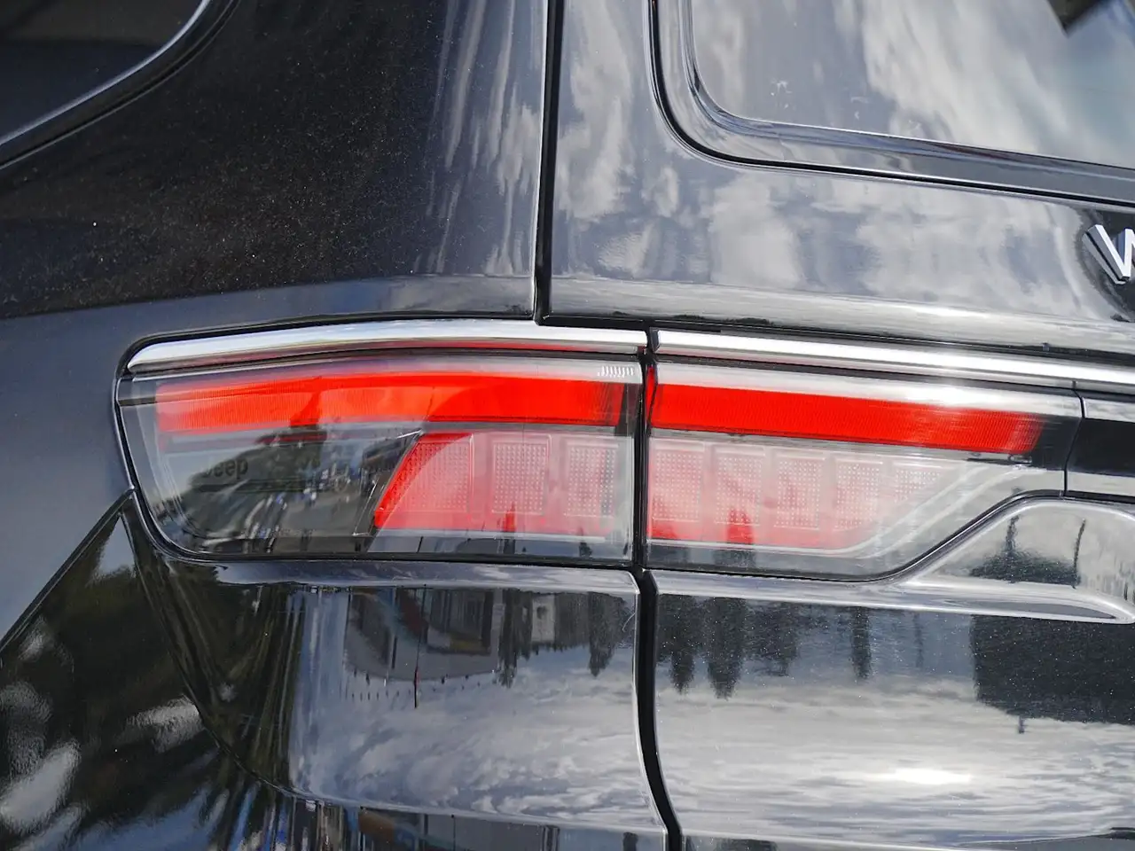 Jeep Wagoneer - Image 13