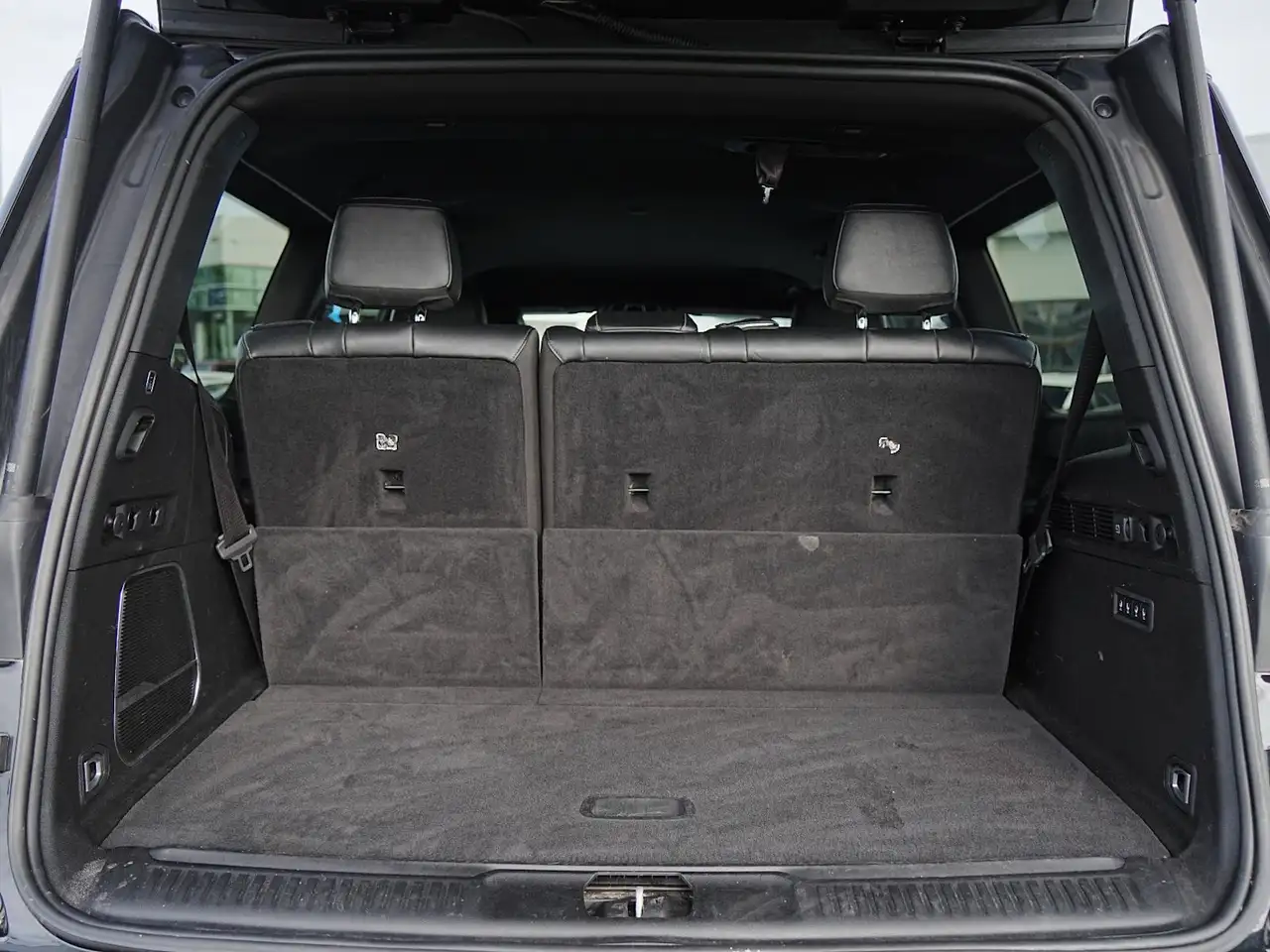 Jeep Wagoneer - Image 37