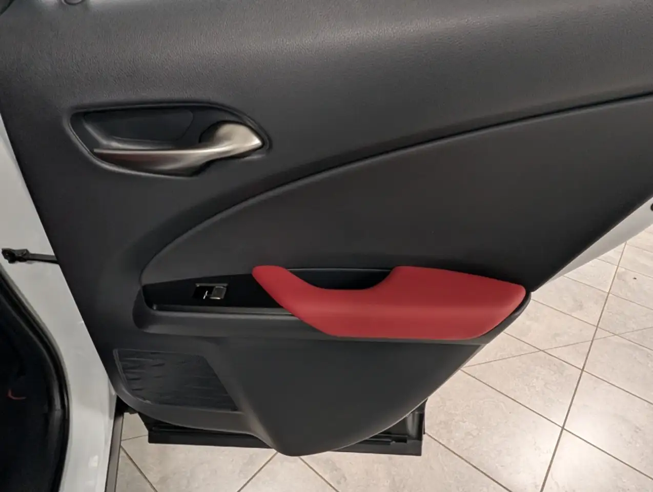 Lexus UX 300h - Image 17