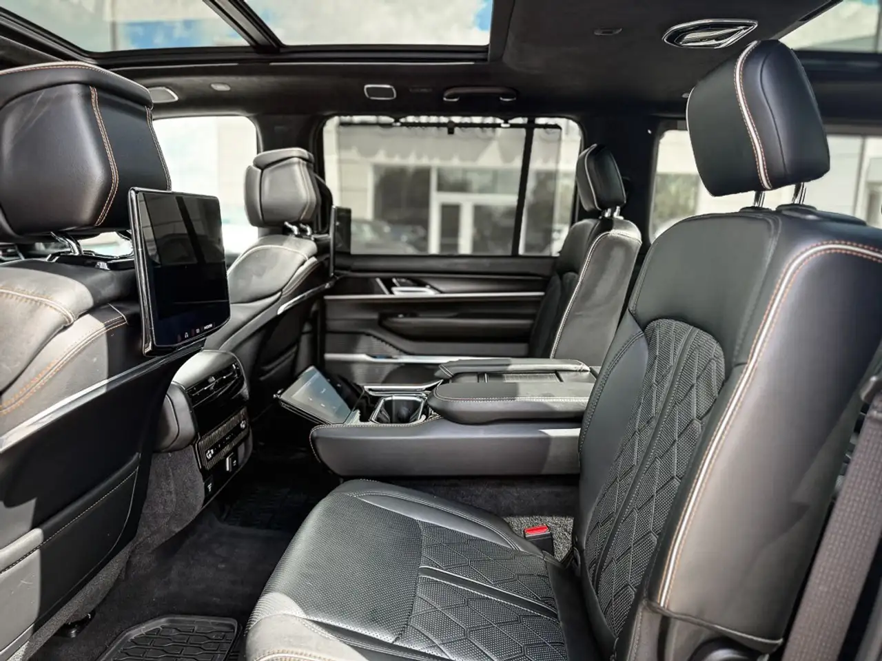Jeep Grand Wagoneer - Image 12