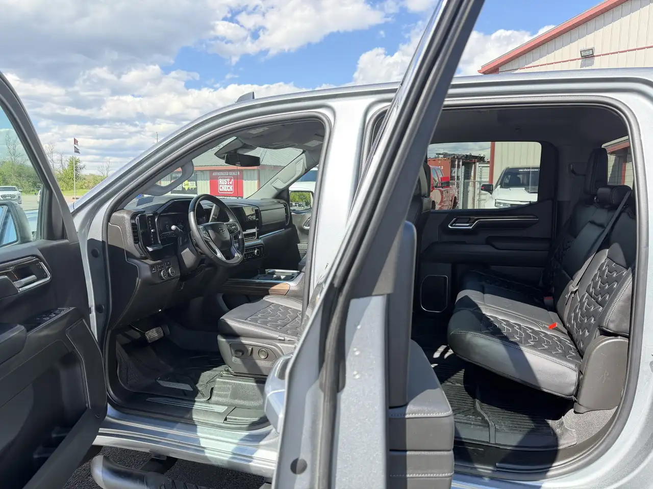 Chevrolet Silverado 1500 - Image 12