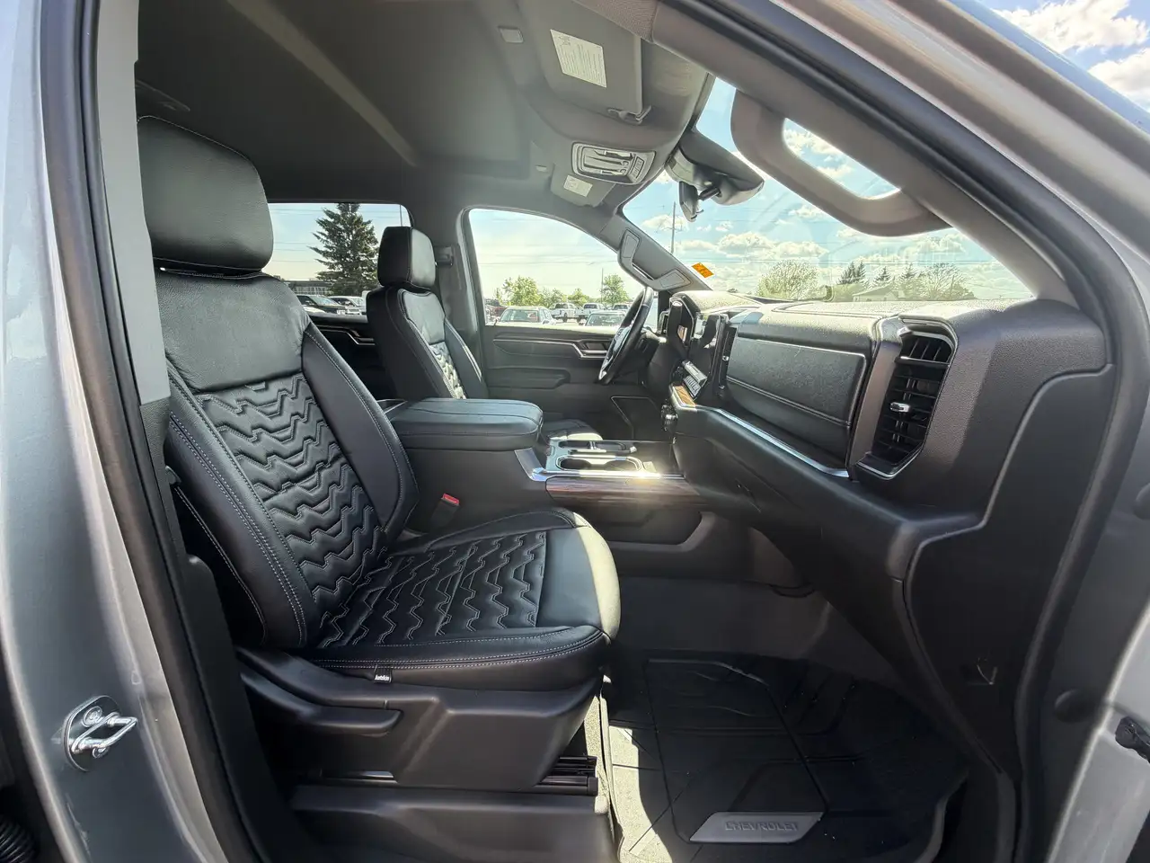 Chevrolet Silverado 1500 - Image 18