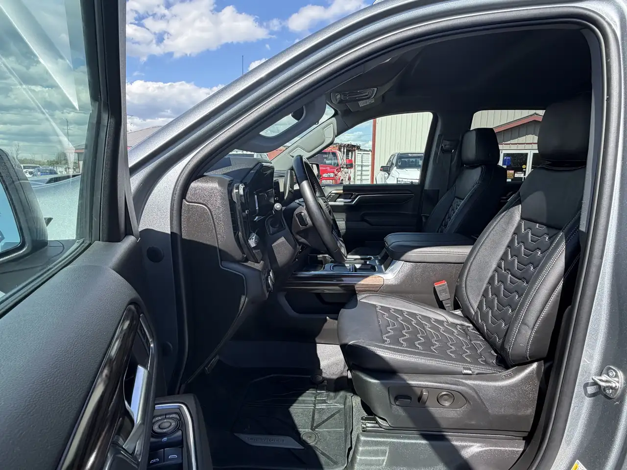 Chevrolet Silverado 1500 - Image 14