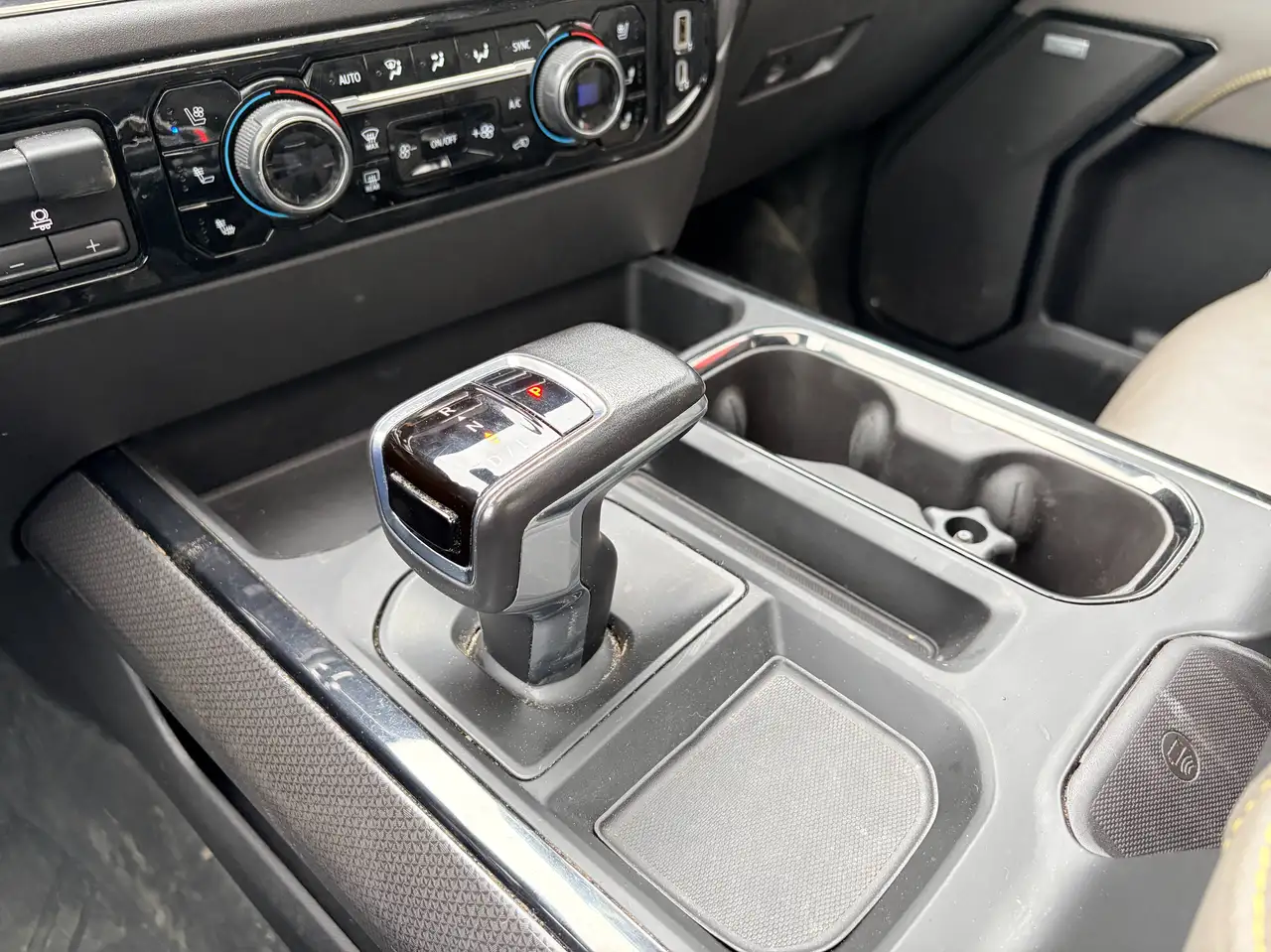 Chevrolet Silverado 1500 - Image 19