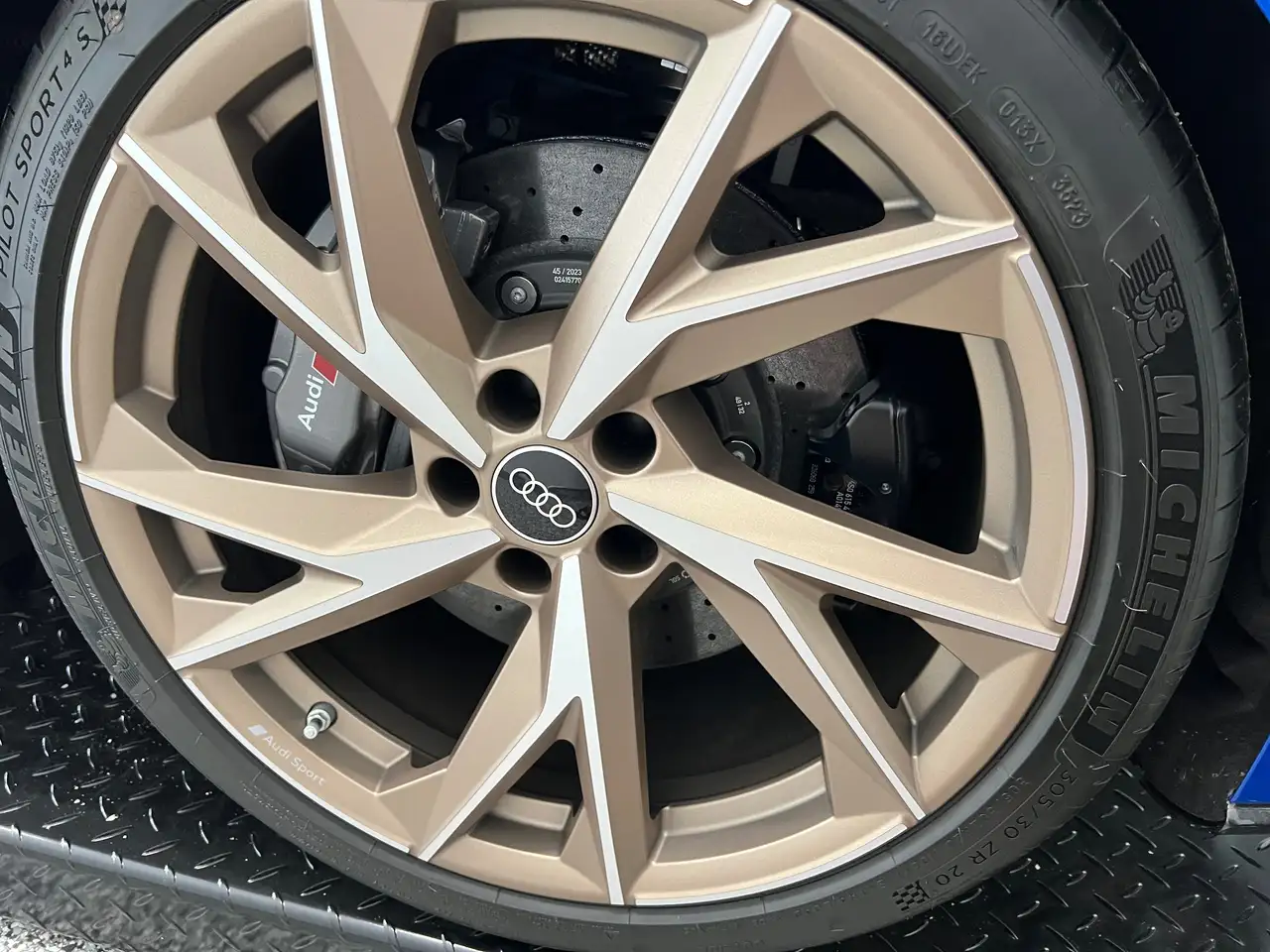 Audi R8 - Image 10