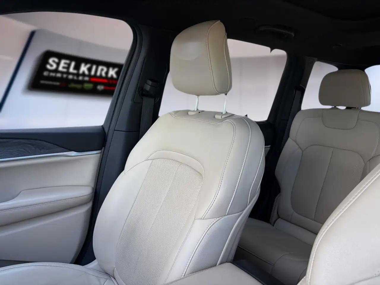 Jeep Grand Cherokee - Image 17