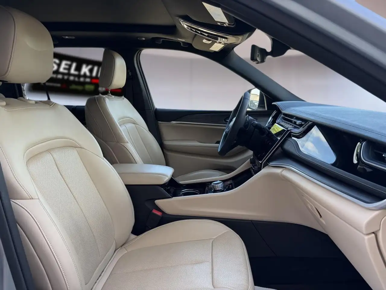 Jeep Grand Cherokee - Image 18