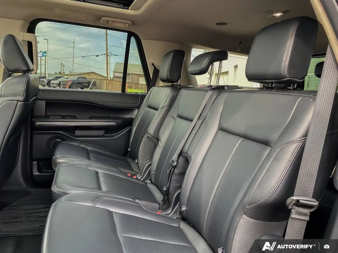 Ford Expedition - Image 23