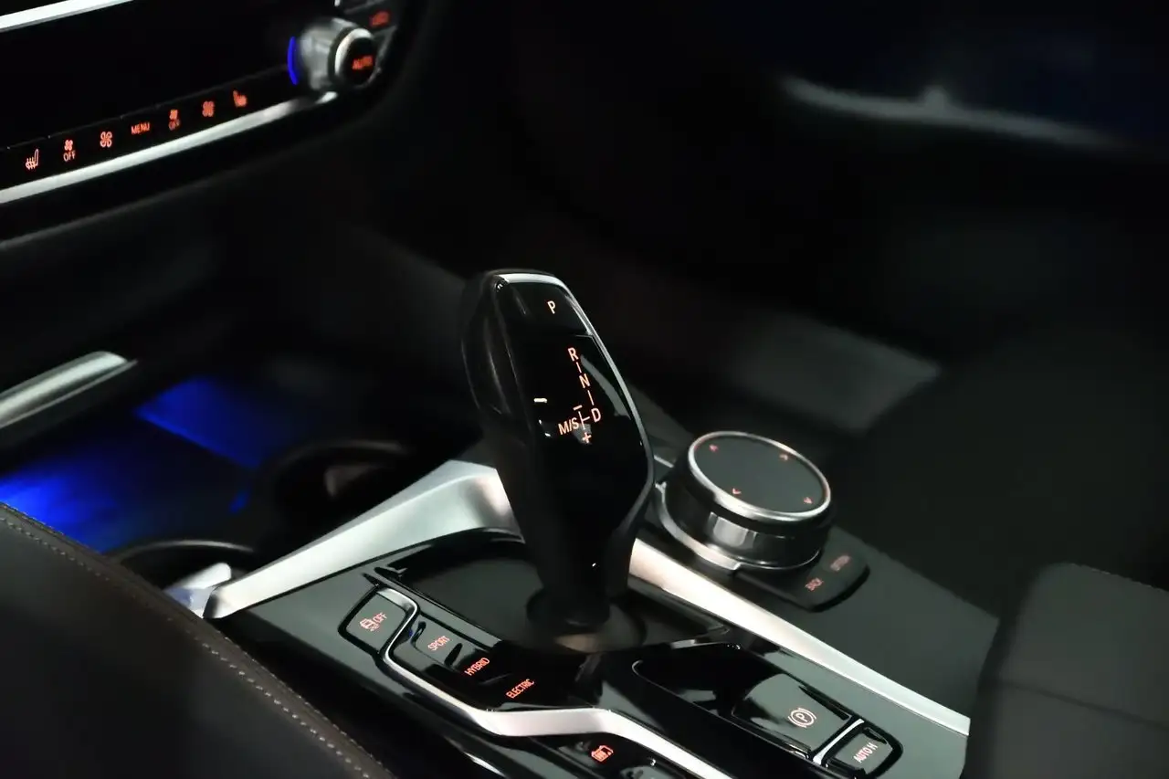 BMW 5 Series - Image 11