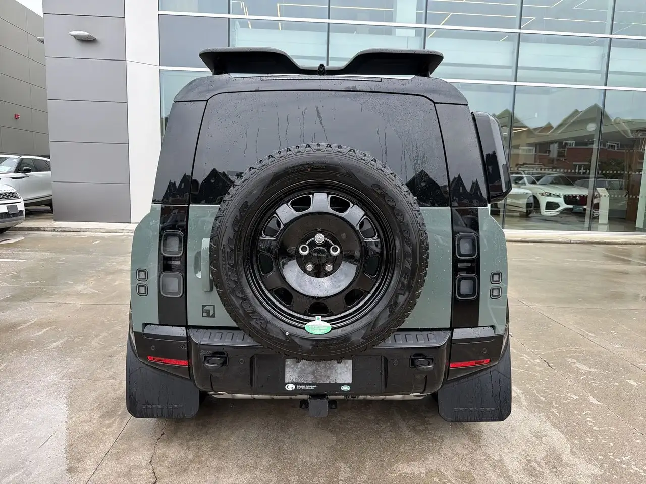 Land Rover Defender - Image 4