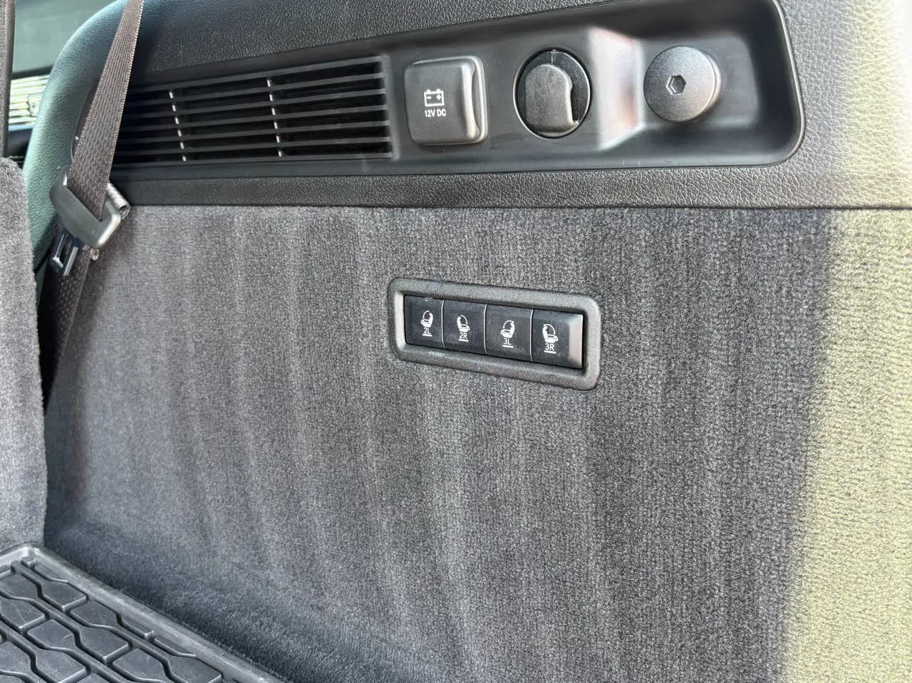 Jeep Grand Wagoneer - Image 44